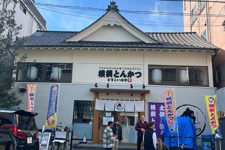 Lottatori di sumo che si esibiscono e interagiscono con gli ospiti durante un'esperienza culinaria a Tokyo, foto 10 | wizardtrip
