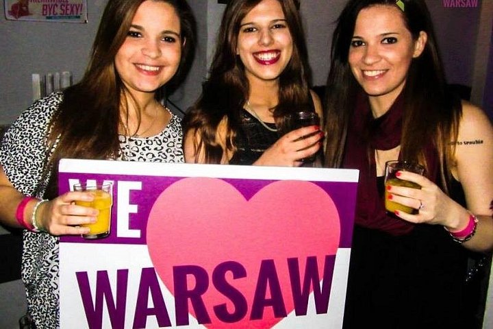 Pub crawl à Varsovie entre amis, profitant des boissons et de la vie nocturne en ville, photo 6 | wizardtrip