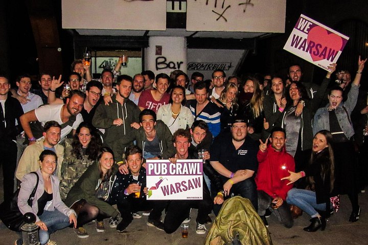 Pub crawl à Varsovie entre amis, profitant des boissons et de la vie nocturne en ville, photo 7 | wizardtrip