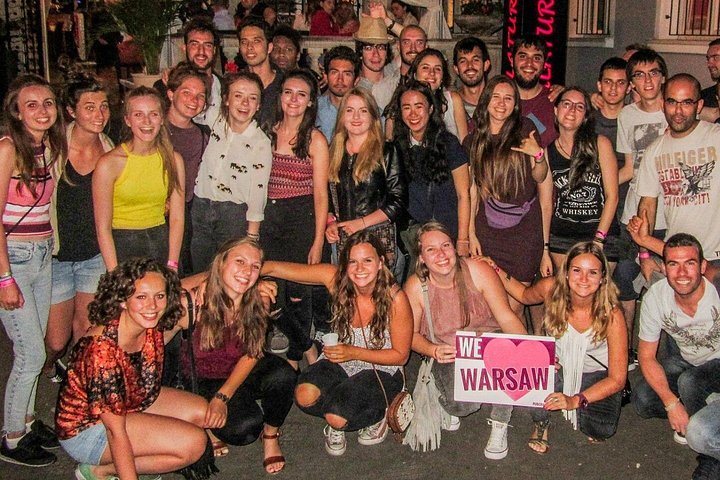 Pub crawl à Varsovie entre amis, profitant des boissons et de la vie nocturne en ville, photo 8 | wizardtrip