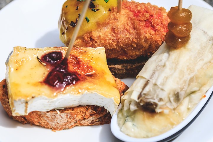 Explore Bilbao's culinary scene with a local guide, tasting pintxos and wine at authentic bars, photo 9 | wizardtrip