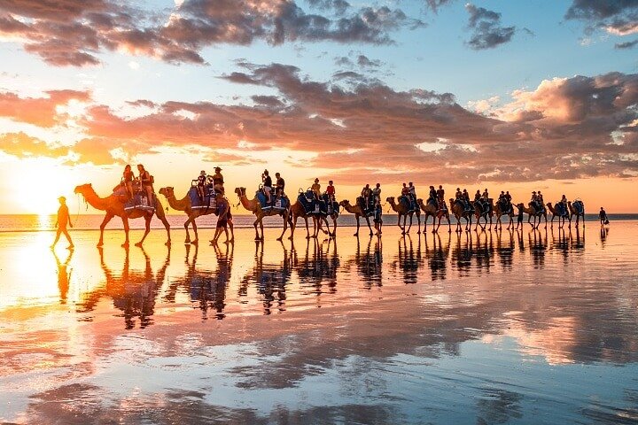 Nyd en betagende solnedgangs kameltur langs Broome's Cable Beach, Western Australia, foto 6 | wizardtrip