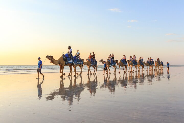Nyd en betagende solnedgangs kameltur langs Broome's Cable Beach, Western Australia, foto 7 | wizardtrip