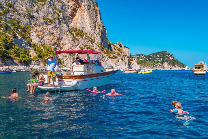 Excursión en barco de un día a la isla de Capri para grupos pequeños desde Sorrento | wizardtrip