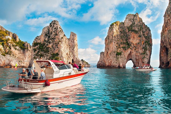 Tour en barco a Capri desde Sorrento para grupos pequeños, con vistas a la costa, grutas y las rocas Faraglioni, foto 6 | wizardtrip