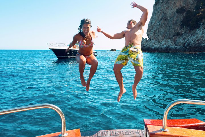 Tour en barco a Capri desde Sorrento para grupos pequeños, con vistas a la costa, grutas y las rocas Faraglioni, foto 7 | wizardtrip