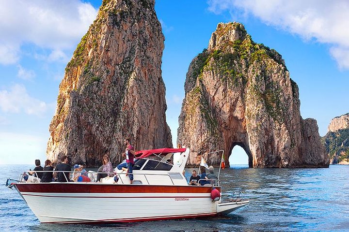 Tour en barco a Capri desde Sorrento para grupos pequeños, con vistas a la costa, grutas y las rocas Faraglioni, foto 9 | wizardtrip