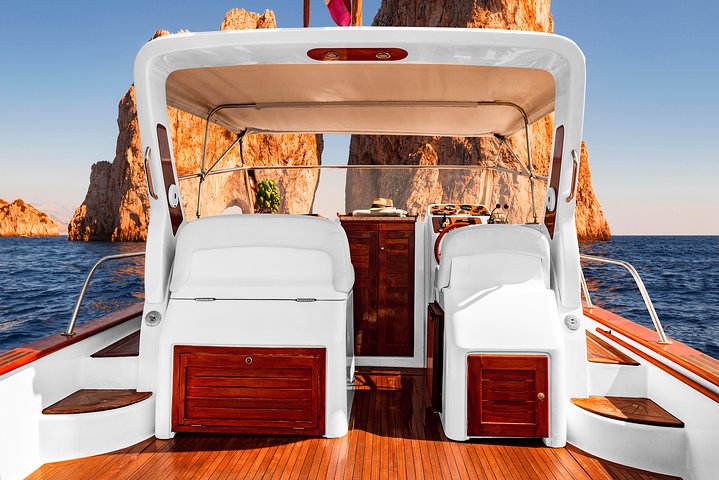 Tour en barco a Capri desde Sorrento para grupos pequeños, con vistas a la costa, grutas y las rocas Faraglioni, foto 10 | wizardtrip