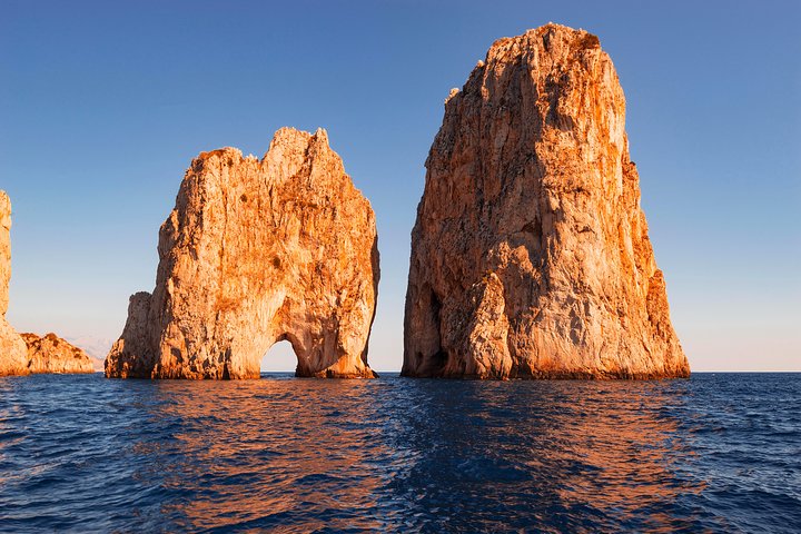 Tour en barco a Capri desde Sorrento para grupos pequeños, con vistas a la costa, grutas y las rocas Faraglioni, foto 11 | wizardtrip