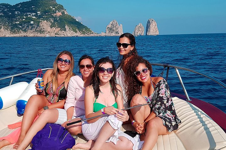 Tour en barco a Capri desde Sorrento para grupos pequeños, con vistas a la costa, grutas y las rocas Faraglioni, foto 12 | wizardtrip