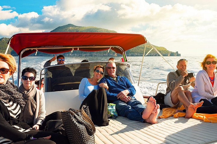 Tour en barco a Capri desde Sorrento para grupos pequeños, con vistas a la costa, grutas y las rocas Faraglioni, foto 14 | wizardtrip