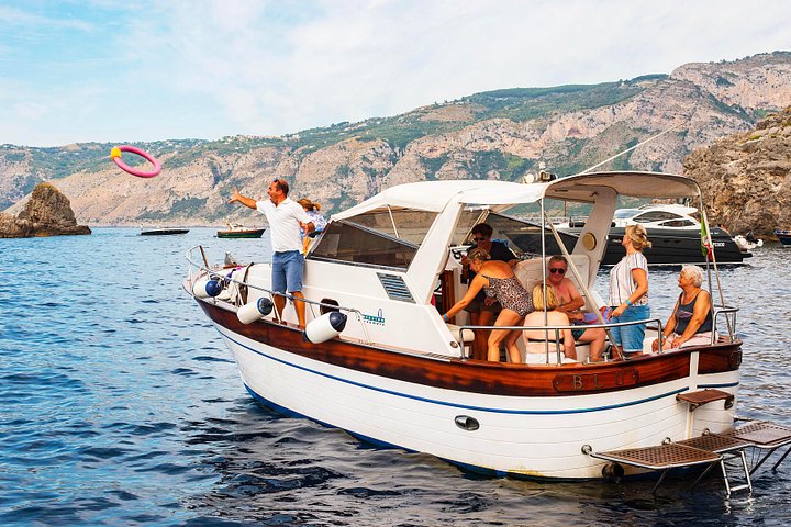 Tour en barco a Capri desde Sorrento para grupos pequeños, con vistas a la costa, grutas y las rocas Faraglioni, foto 16 | wizardtrip