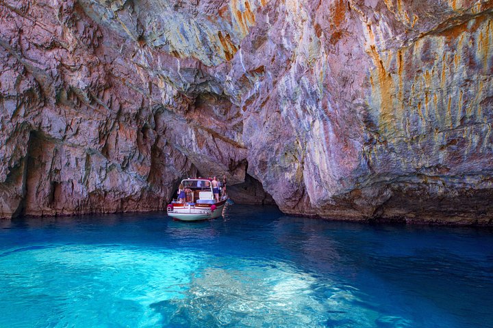 Tour en barco a Capri desde Sorrento para grupos pequeños, con vistas a la costa, grutas y las rocas Faraglioni, foto 18 | wizardtrip