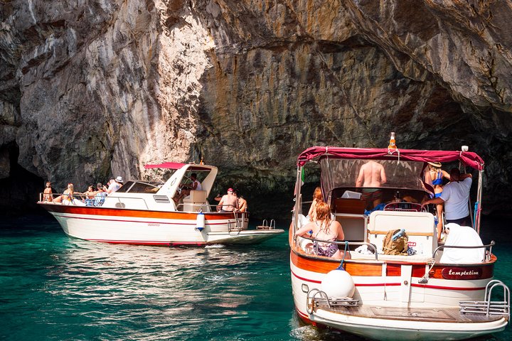 Tour en barco a Capri desde Sorrento para grupos pequeños, con vistas a la costa, grutas y las rocas Faraglioni, foto 19 | wizardtrip