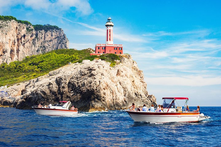 Tour en barco a Capri desde Sorrento para grupos pequeños, con vistas a la costa, grutas y las rocas Faraglioni, foto 20 | wizardtrip
