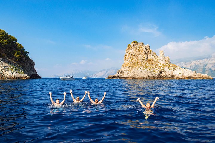 Tour en barco a Capri desde Sorrento para grupos pequeños, con vistas a la costa, grutas y las rocas Faraglioni, foto 22 | wizardtrip