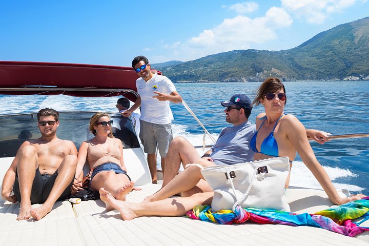 Tour en barco a Capri desde Sorrento para grupos pequeños, con vistas a la costa, grutas y las rocas Faraglioni, foto 24 | wizardtrip
