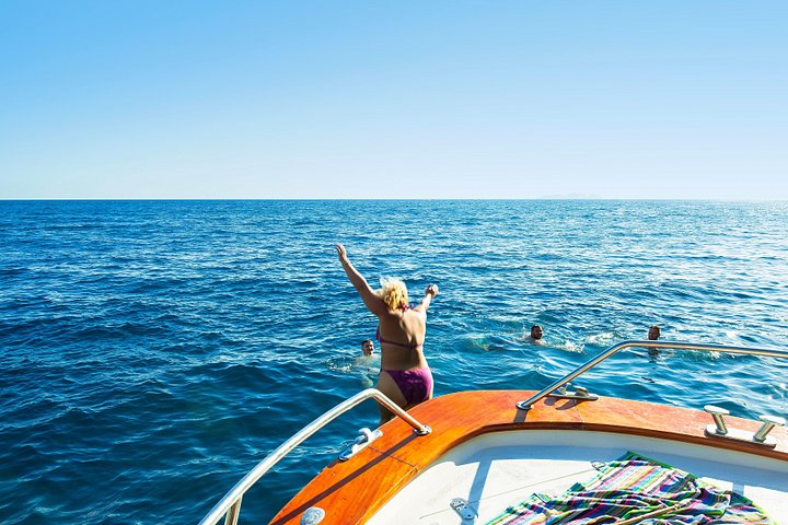 Tour en barco a Capri desde Sorrento para grupos pequeños, con vistas a la costa, grutas y las rocas Faraglioni, foto 25 | wizardtrip