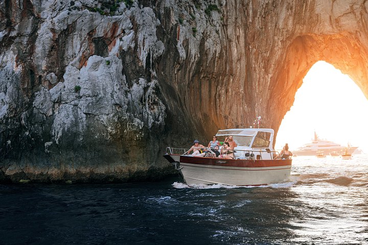 Tour en barco a Capri desde Sorrento para grupos pequeños, con vistas a la costa, grutas y las rocas Faraglioni, foto 27 | wizardtrip