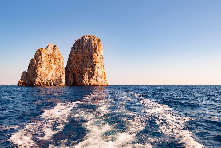 Tour en barco a Capri desde Sorrento para grupos pequeños, con vistas a la costa, grutas y las rocas Faraglioni, foto 29 | wizardtrip