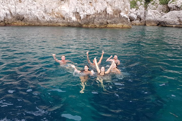 Tour en barco a Capri desde Sorrento para grupos pequeños, con vistas a la costa, grutas y las rocas Faraglioni, foto 30 | wizardtrip