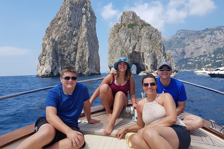 Tour en barco a Capri desde Sorrento para grupos pequeños, con vistas a la costa, grutas y las rocas Faraglioni, foto 31 | wizardtrip