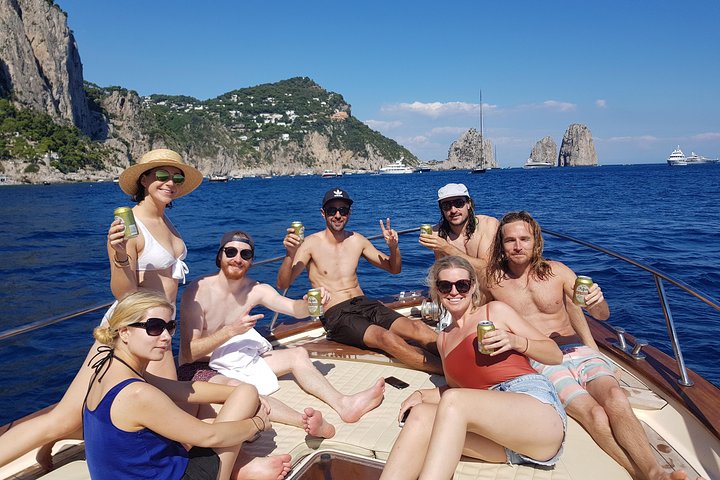 Tour en barco a Capri desde Sorrento para grupos pequeños, con vistas a la costa, grutas y las rocas Faraglioni, foto 33 | wizardtrip
