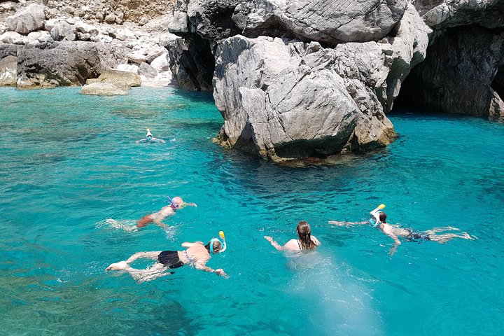 Tour en barco a Capri desde Sorrento para grupos pequeños, con vistas a la costa, grutas y las rocas Faraglioni, foto 34 | wizardtrip