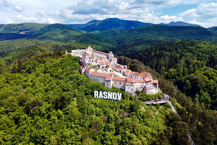 Explore los castillos de Peleș, Bran y Râșnov, y el Monasterio de Sinaia en un tour de lujo en grupo pequeño desde Brașov, foto 6 | wizardtrip