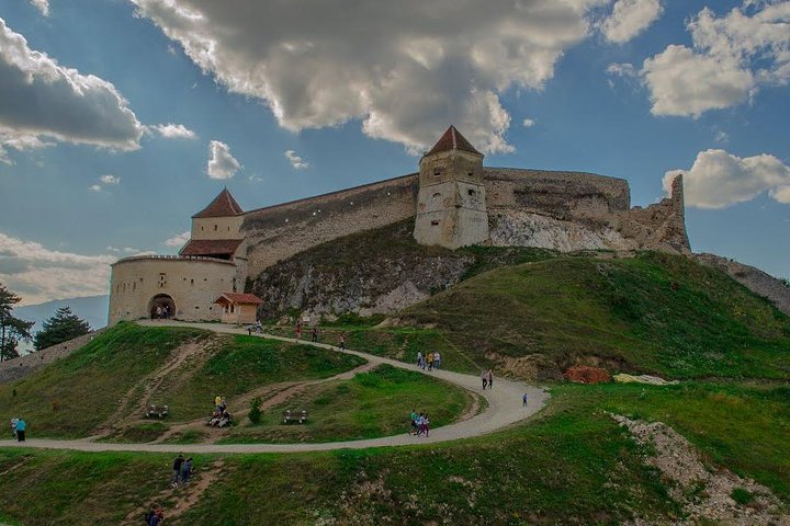 Explore los castillos de Peleș, Bran y Râșnov, y el Monasterio de Sinaia en un tour de lujo en grupo pequeño desde Brașov, foto 14 | wizardtrip