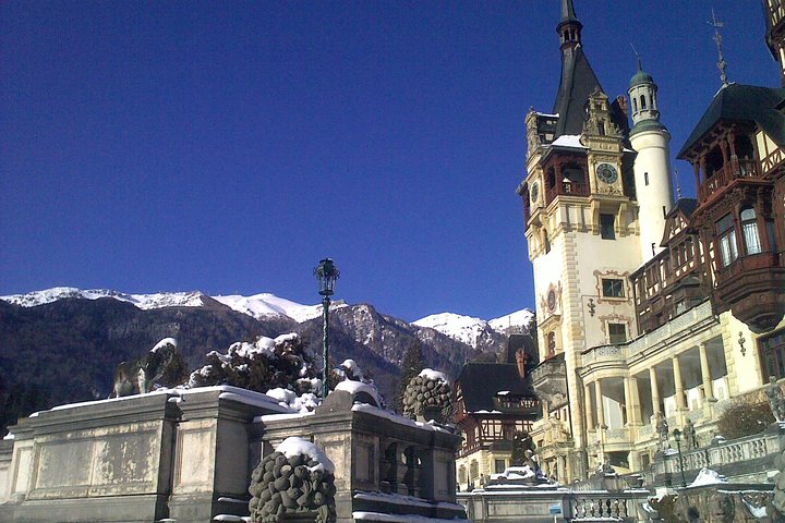 Explore los castillos de Peleș, Bran y Râșnov, y el Monasterio de Sinaia en un tour de lujo en grupo pequeño desde Brașov, foto 28 | wizardtrip