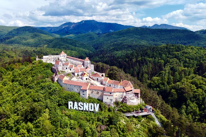 Explore los castillos de Peleș, Bran y Râșnov, y el Monasterio de Sinaia en un tour de lujo en grupo pequeño desde Brașov, foto 30 | wizardtrip