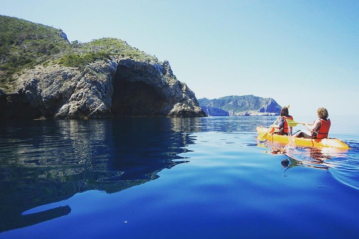 Kajakäventyr i Ibizas Xarraca Bay, utforska grottor och snorkla, foto 8 | wizardtrip
