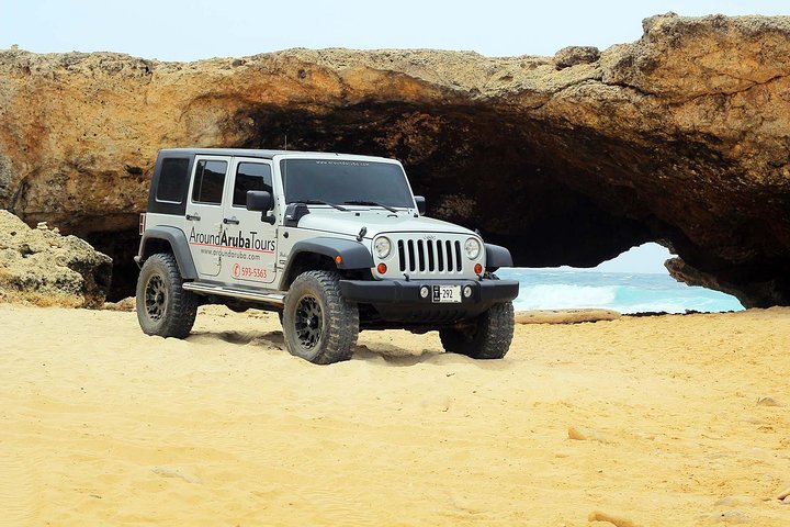 Private luxury AC Jeep tour exploring Aruba's natural attractions and landmarks, photo 2 | wizardtrip