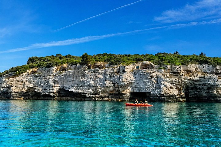 Aventura de caiaque e snorkeling explorando grutas marinhas e a costa selvagem de Pula, Croácia, foto 6 | wizardtrip