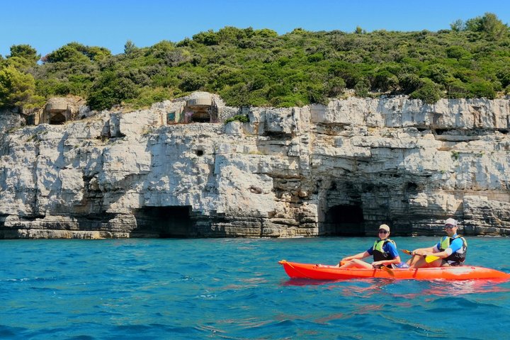 Aventura de caiaque e snorkeling explorando grutas marinhas e a costa selvagem de Pula, Croácia, foto 7 | wizardtrip