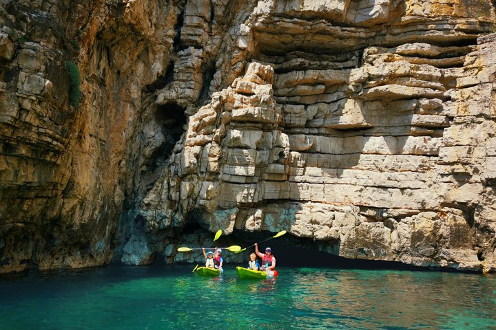 Aventura de caiaque e snorkeling explorando grutas marinhas e a costa selvagem de Pula, Croácia, foto 8 | wizardtrip