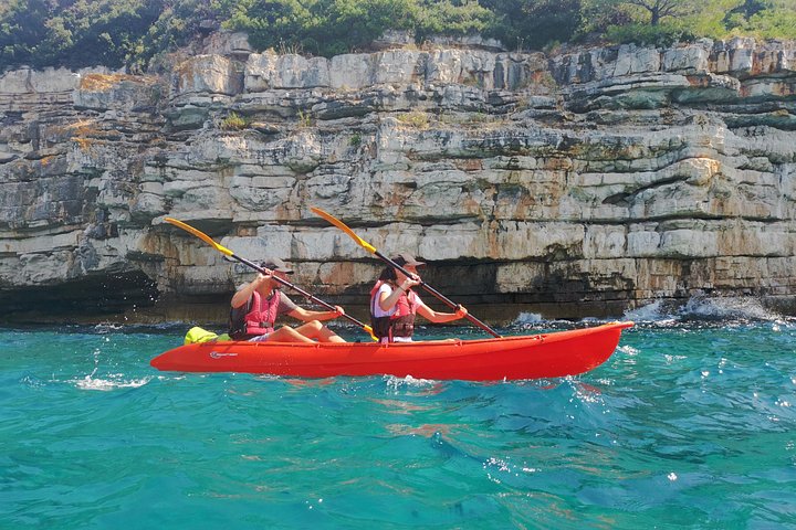 Aventura de caiaque e snorkeling explorando grutas marinhas e a costa selvagem de Pula, Croácia, foto 11 | wizardtrip