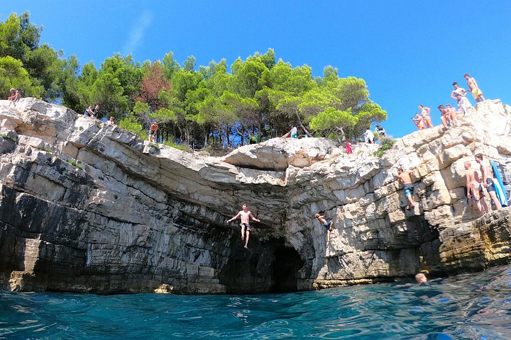 Aventura de caiaque e snorkeling explorando grutas marinhas e a costa selvagem de Pula, Croácia, foto 19 | wizardtrip