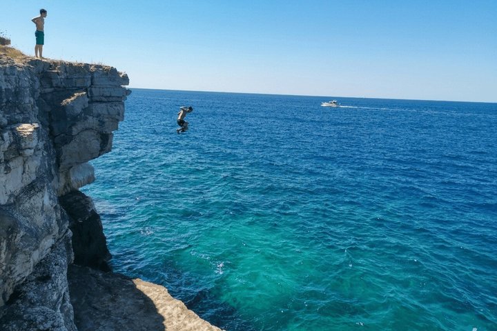 Aventura de caiaque e snorkeling explorando grutas marinhas e a costa selvagem de Pula, Croácia, foto 22 | wizardtrip