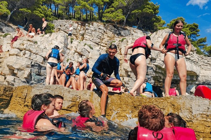 Aventura de caiaque e snorkeling explorando grutas marinhas e a costa selvagem de Pula, Croácia, foto 28 | wizardtrip