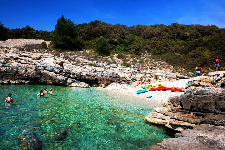 Aventura de caiaque e snorkeling explorando grutas marinhas e a costa selvagem de Pula, Croácia, foto 30 | wizardtrip