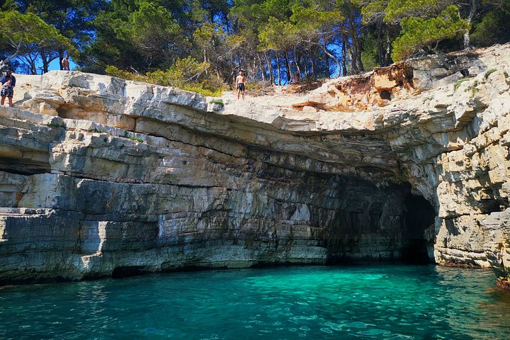 Aventura de caiaque e snorkeling explorando grutas marinhas e a costa selvagem de Pula, Croácia, foto 31 | wizardtrip