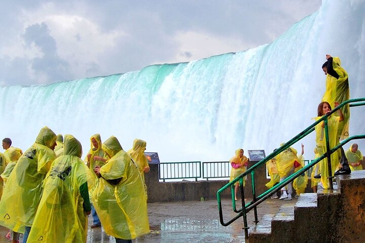 Excursion aux Chutes du Niagara depuis Toronto : Croisière et Voyage derrière les Chutes | wizardtrip