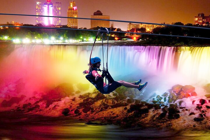 Excursion en soirée aux chutes du Niagara au départ de Toronto, avec croisière, feux d'artifice et chutes illuminées, photo 10 | wizardtrip