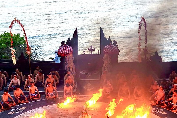 Zonsondergang Kecak dansvoorstelling bij de Uluwatu Tempel, Bali, foto 17 | wizardtrip