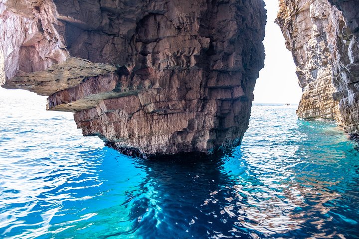 Tour di Lusso in Barca alla Grotta Azzurra, Hvar e Vis da Spalato e Brač | wizardtrip