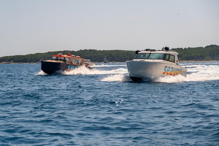 Tour in motoscafo di lusso da Spalato alla Grotta Azzurra, Hvar e Vis, con nuoto e visite turistiche, foto 9 | wizardtrip
