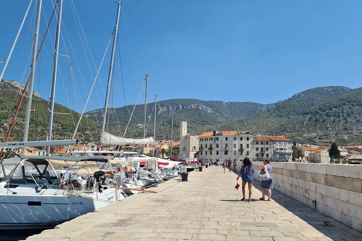 Tour in motoscafo di lusso da Spalato alla Grotta Azzurra, Hvar e Vis, con nuoto e visite turistiche, foto 13 | wizardtrip