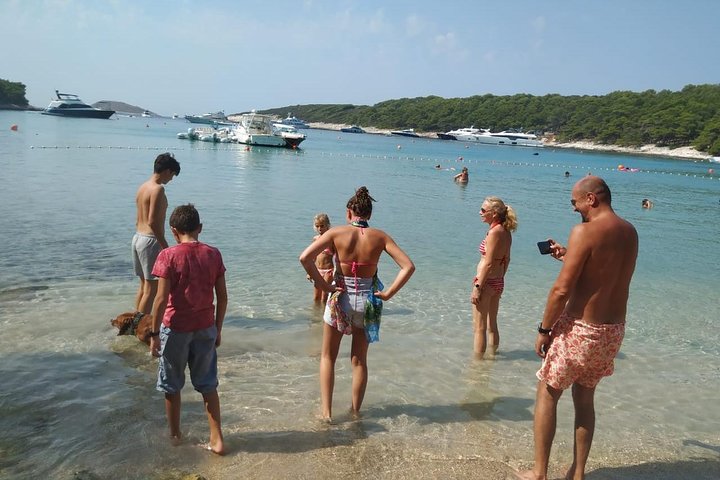 Tour in motoscafo di lusso da Spalato alla Grotta Azzurra, Hvar e Vis, con nuoto e visite turistiche, foto 17 | wizardtrip